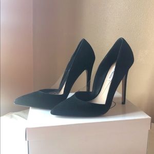 Steve Madden Woman’s 4 1/2 inch heel Suede Pump
